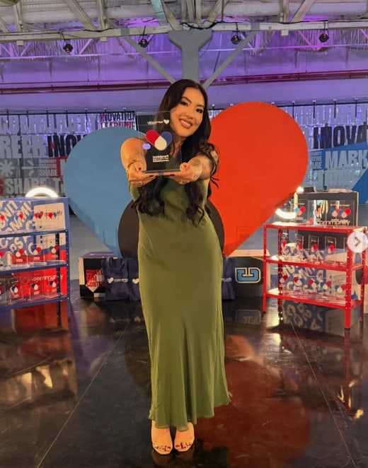 Amanda Takahashi segurando o troféu da Community