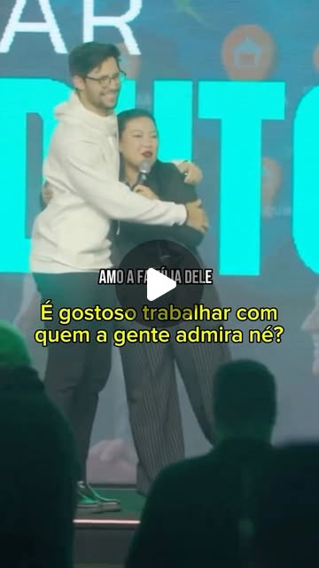 Raphael Mattos no palco, abraçando a Amanda