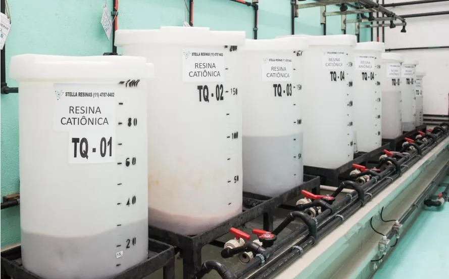 Tanques de resina catiônica e aniônica identificados na unidade Stella Resinas