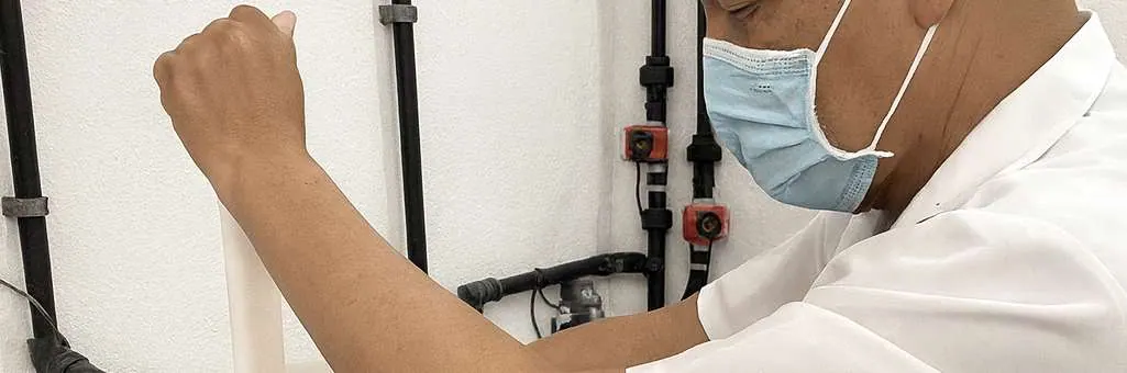 Técnico preparando coluna de resina para transporte